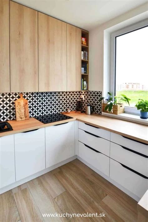 Kuchynská linka s betónovou stenou a drevenými prvkami