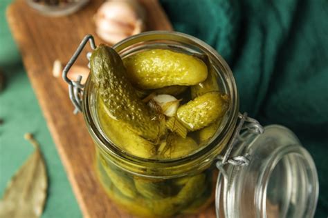 Otvorený pohár uhoriek v chladničke