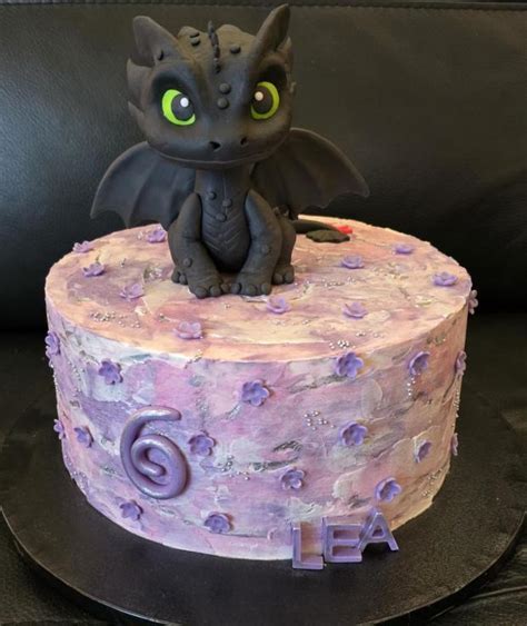 Ilustrácia torty s motívom Ako vycvičiť draka