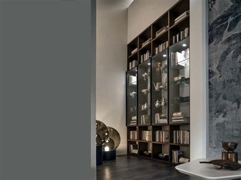 moderná knižnica s presklenými dverami