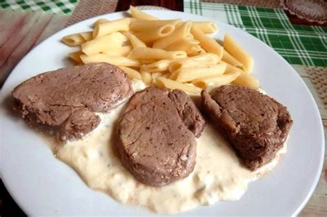 Ilustrácia bravčovej panenky na tanieri s krémovou omáčkou