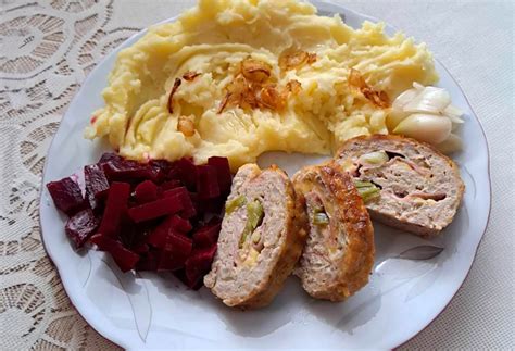 Servírovaná kuracia roláda so zemiakovým pyré