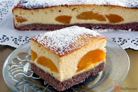 Ilustrácia torty s piškótovým cestom a krémom