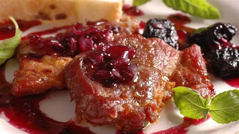 Servírovaná divina v slivkovej omáčke s prílohou