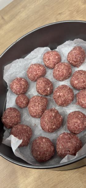 Surové mäsové guľôčky pripravené na pečenie
