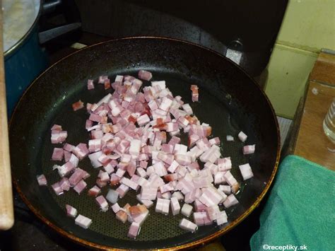 Opekaná slanina na panvici