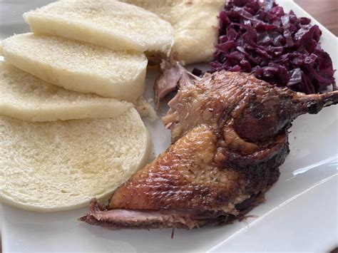 Chrumkavá koža na pečenej kačici