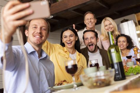 Zábavná fotografia ľudí na kurze varenia