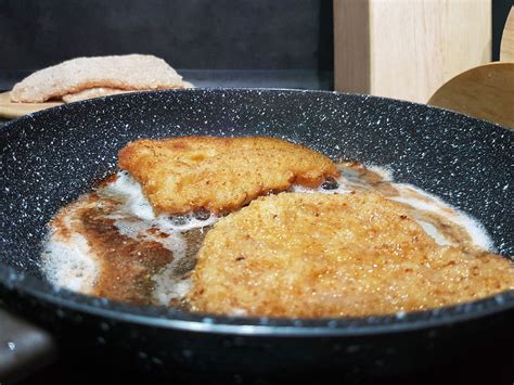 Vyprážanie rezňov na panvici