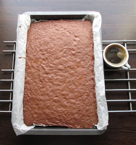 Čerstvo upečený ananásový korpus na plechu