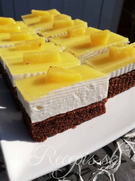 Hotové ananásové rezy posypané čokoládou