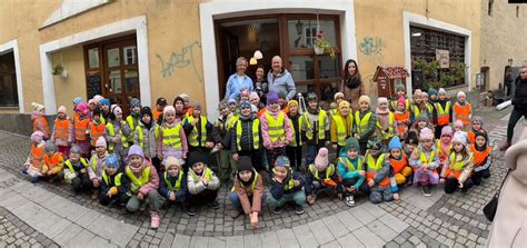 Deti v ponožkách s avokádovým motívom