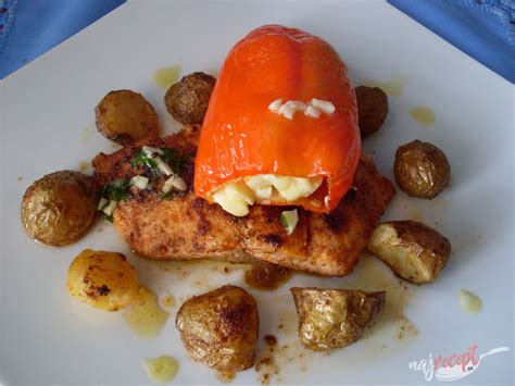 Fotografia taniera s plnenou paprikou a prílohou