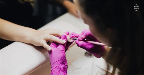 Aplikácia gélu pri modelovaní nechtov