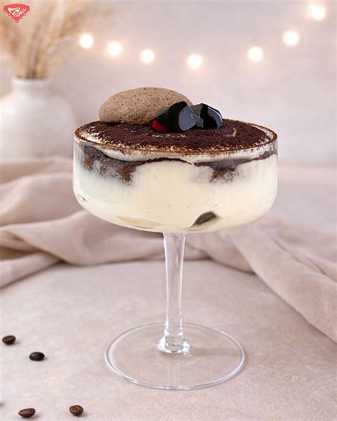 Ilustrácia rôznych druhov zaváraných jedál v pohároch