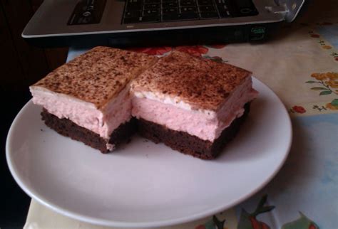 Vrstvenie piškótového rezu s jahodovou plnkou