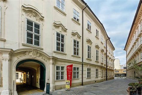 Nádvorie Apponyiho paláca s reštauráciou Divná Múza
