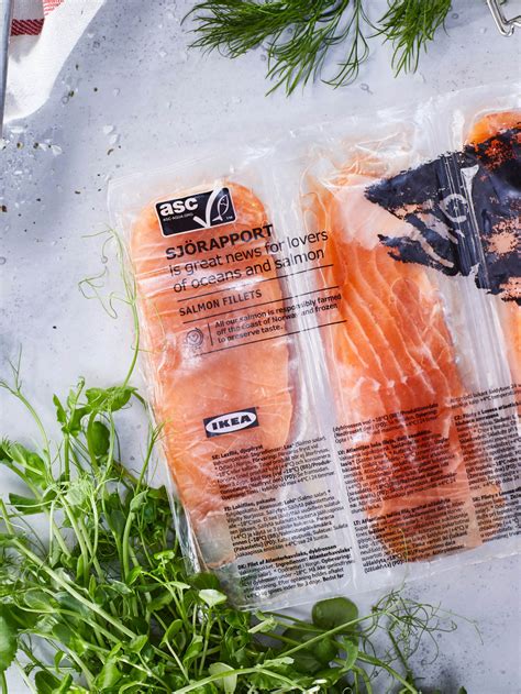 Balenie údených makrelových filetov