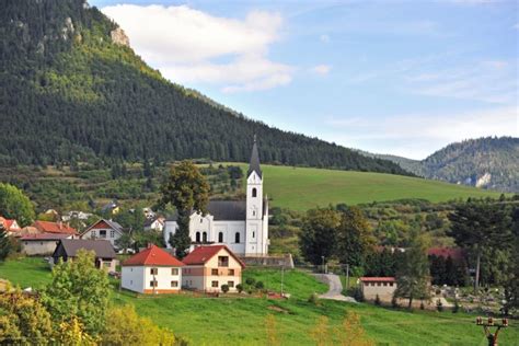 Tradičná slovenská dedina s drevenými domami