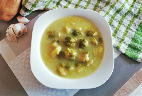 Ilustračná fotka polievky z ružičkového kelu