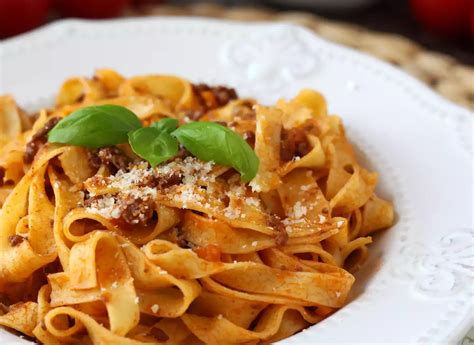 Misku s bolonskou omáčkou a tagliatelle posypané vlašskými orechmi