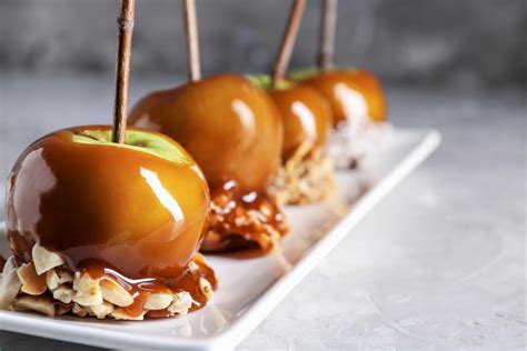 Jablká poukladané v karamele vo forme na pečenie