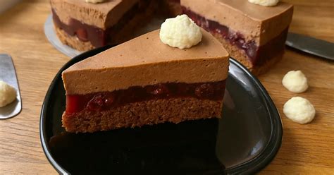 Hotová višňová torta s parížskou šľahačkou