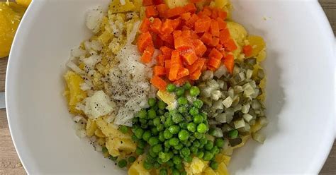 Ingrediencie na tradičný zemiakový šalát