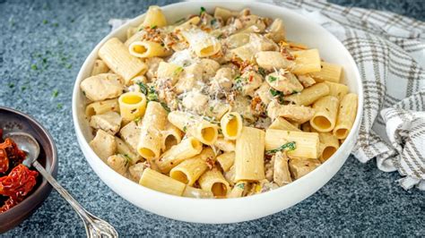 Ingrediencie na cestoviny s kuracím mäsom a feta syrom