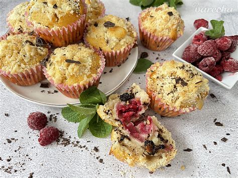 Zmrzlinové muffiny s malinami a čokoládou