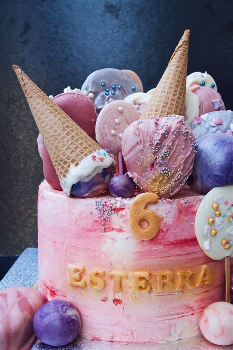 Farebná torta zdobená zmrzlinovými kornútkami