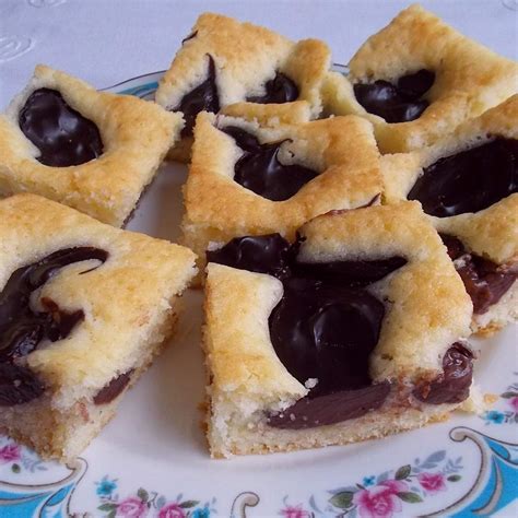 Ilustrácia mrveničkového koláča s čokoládovým pudingom