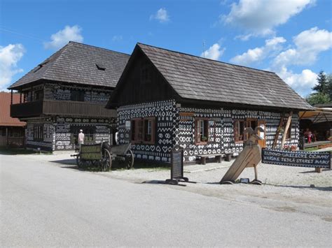 Fotografia salaša s tradičnou architektúrou