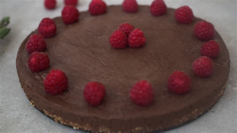 Koláž rôznych druhov nepečených tort