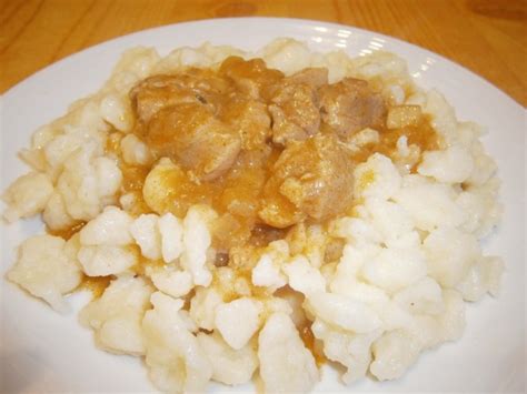 Tanier s kuracím perkeltom a haluškami