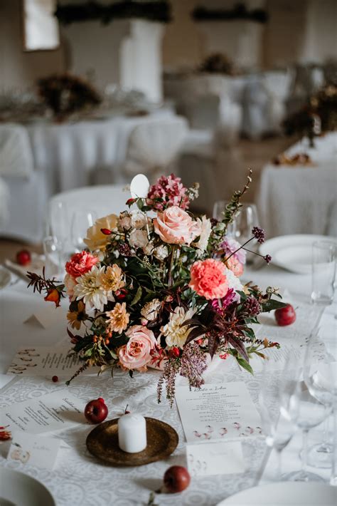 Jesenná svadobná výzdoba s jablkami a listami