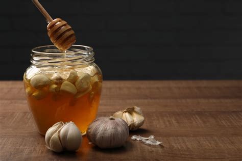 Ingrediencie na prípravu domáceho lieku: med, cesnak, citrón