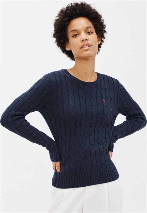 Ukážka rôznych strihov a detailov Ralph Lauren svetrov