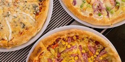 Fotografia rôznych druhov plnených pizza štanglí pripravených na servírovanie