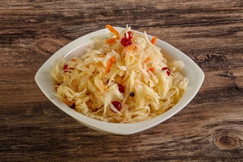 Ilustrácia dusenej kyslej kapusty ako prílohy