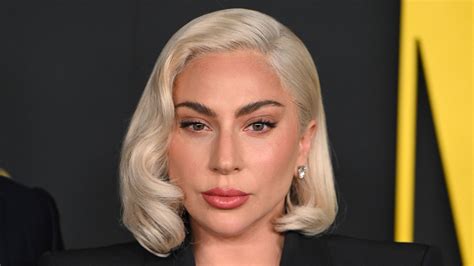 Detail mäsových šiat Lady Gaga
