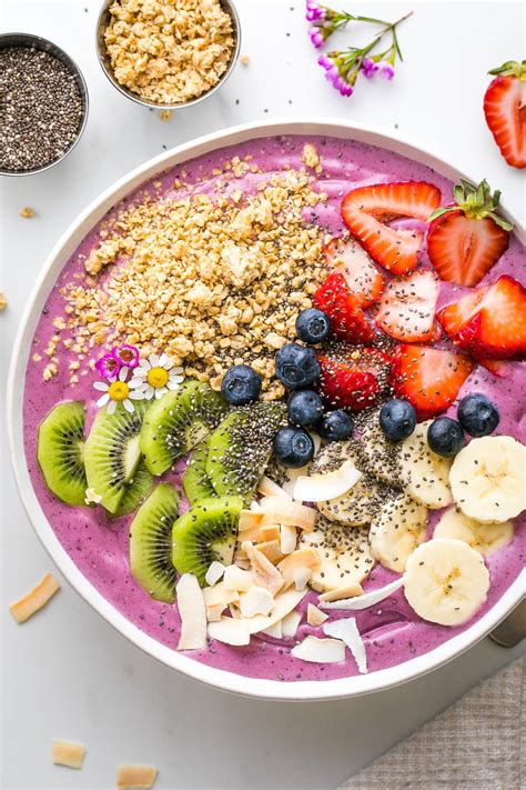 Smoothie bowl s ovocím a granolou