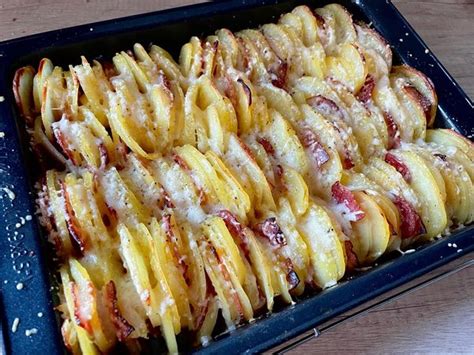 Hotové šťuchané zemiaky so slaninou a cibuľkou na tanieri