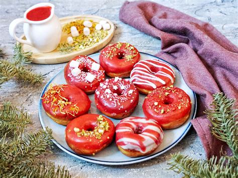 Upečené donuty pripravené na zdobenie