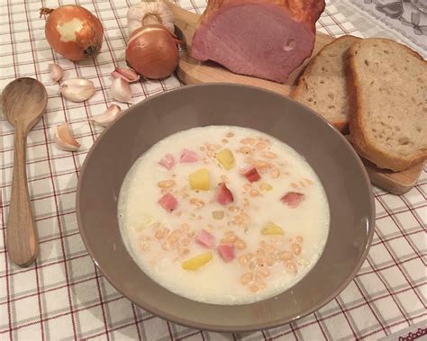 Misku s krúpovou polievkou s údeným mäsom