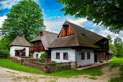 Ilustrácia tradičnej slovenskej dediny