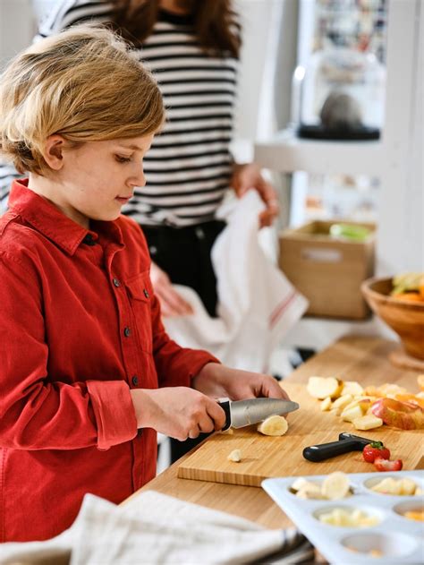 Ilustrácia detí, ktoré varia v kuchyni