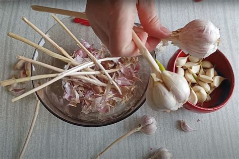 Plech s nastriekanými makrónkami pripravenými na sušenie