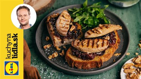 Servírovaná kačacia pečeň s jablkami a cibuľou na toaste