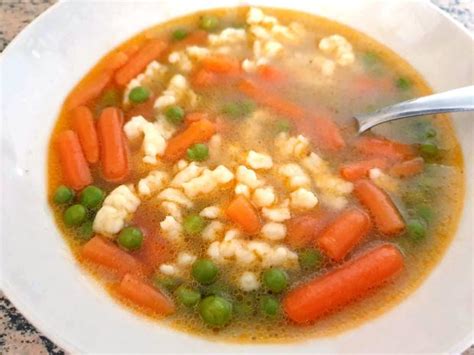 Ilustračná fotografia hráškovej polievky s haluškami